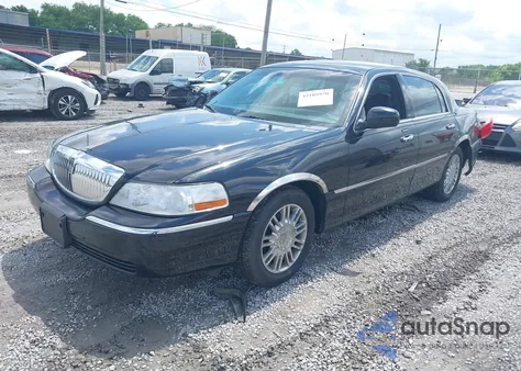 2008 Lincoln Town Car Signature Limited z USA, uszkodzony, nr VIN 2LNHM82W68X659796